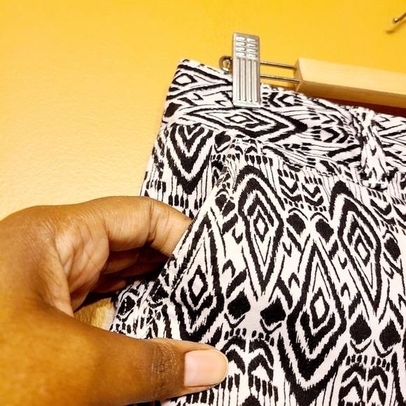 American Eagle | Women’s Aztec Print Short Shorts (Size 0) - Picture 3 of 11